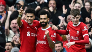 Liverpool vira sobre Brighton e volta à liderança do Inglês