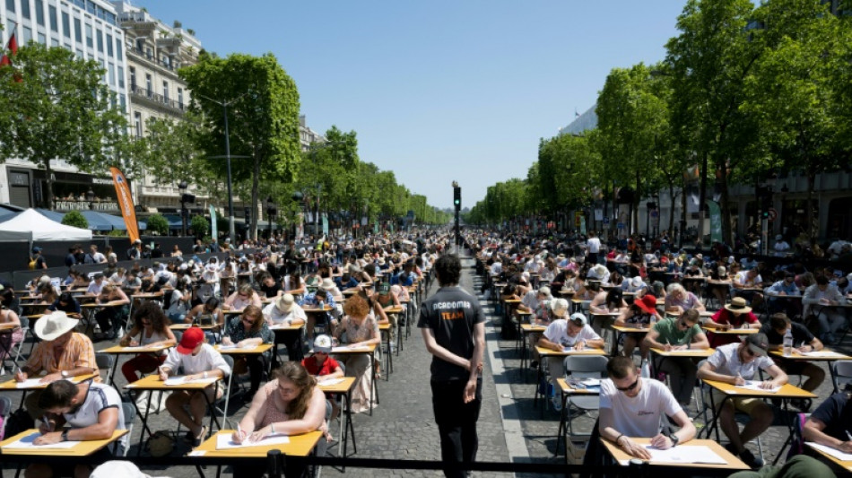 La grande dictée : les Champs-Elysées transformés en salle de classe