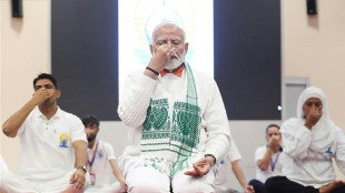 Internationaler Yoga-Tag: Indiens Premier leitet hunderte Menschen durch die Übungen