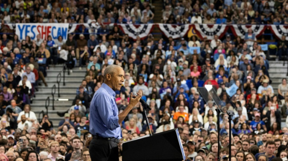 Obama ataca 'loucura' de Trump e pede 'virada de página' com Kamala