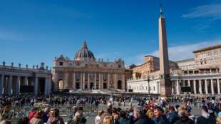 En un Vaticano sin el papa, los fieles se debaten entre la oración y el turismo