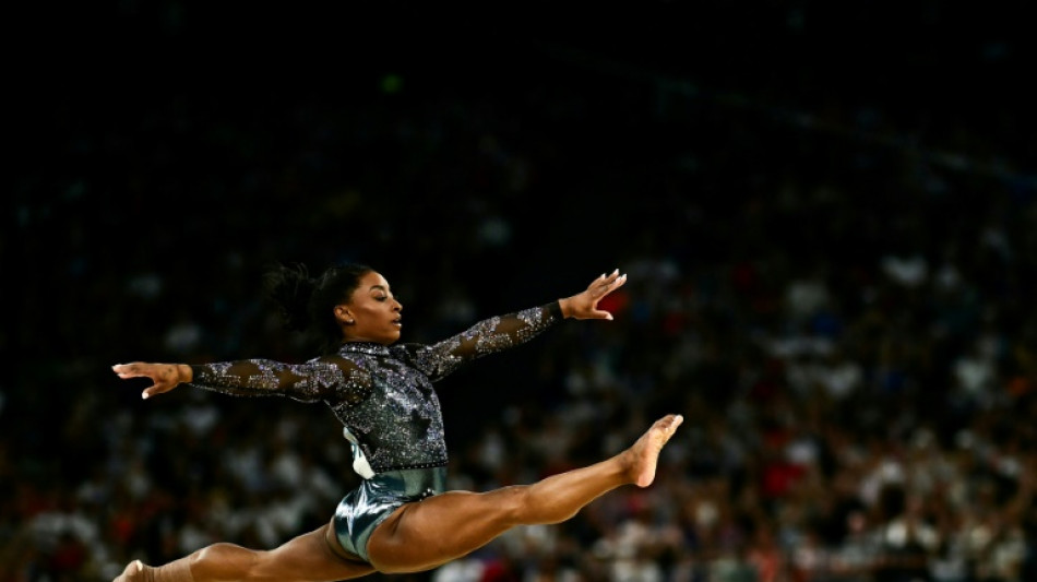 Biles vuela en su arranque en París-2024, escoltada por la brasileña Andrade