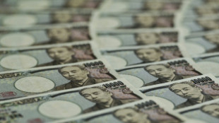 Yen hits 34-year low, Asian markets mixed ahead of key US data