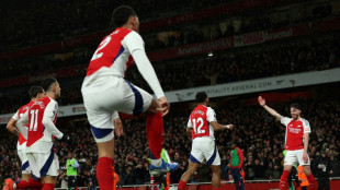 Corner kings Arsenal beat Man Utd to close gap on Liverpool