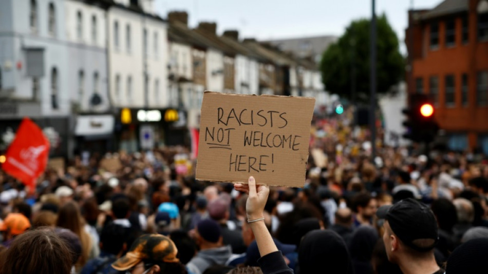 Miles de manifestantes contra el racismo en varias ciudades del Reino Unido