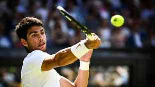 Alcaraz no brilla pero avanza en Wimbledon, Djokovic y Swiatek le acompañan