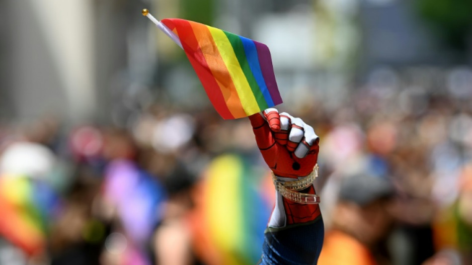 Rechtsextreme Rufe und abgerissene Fahnen: Verdächtige provozieren bei CSD in Köln