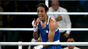 Boxeadora Khelif, inmersa en polémica de género, pasa a final olímpica de 66 kg