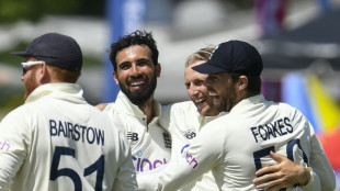 England take three early wickets in victory push