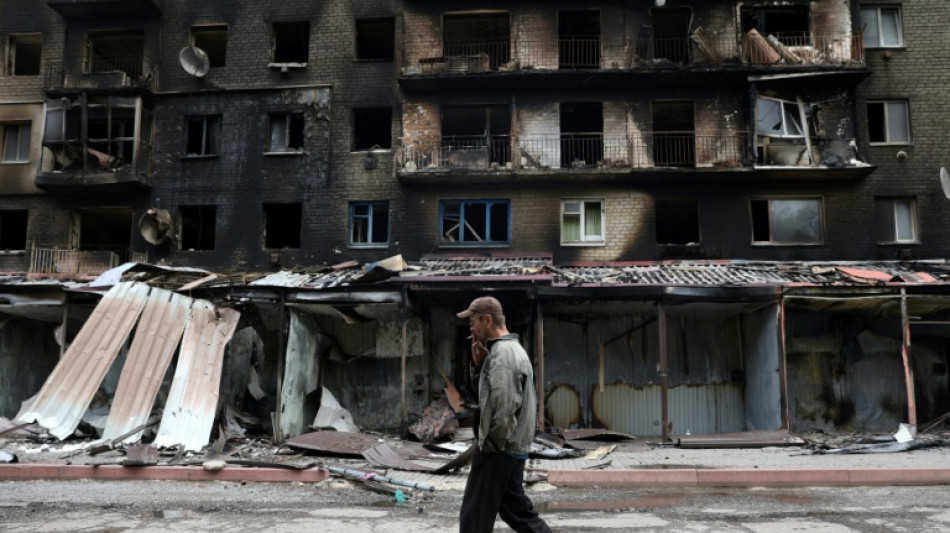 Ukraine: à Siversk, une tombe creusée sur le trottoir 