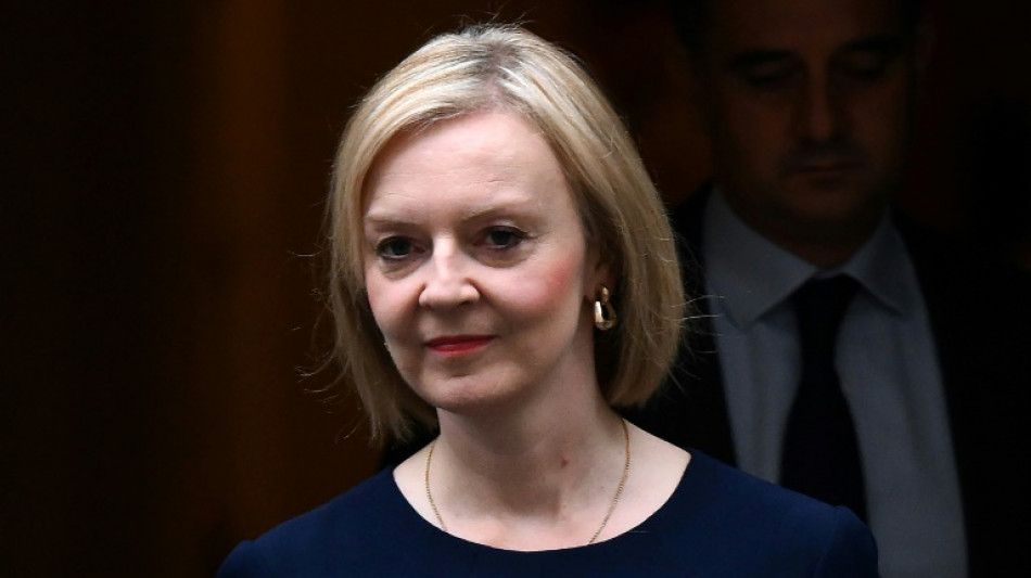 Liz Truss assume ses baisses d'impôts "controversées" malgré le désavoeu des marchés