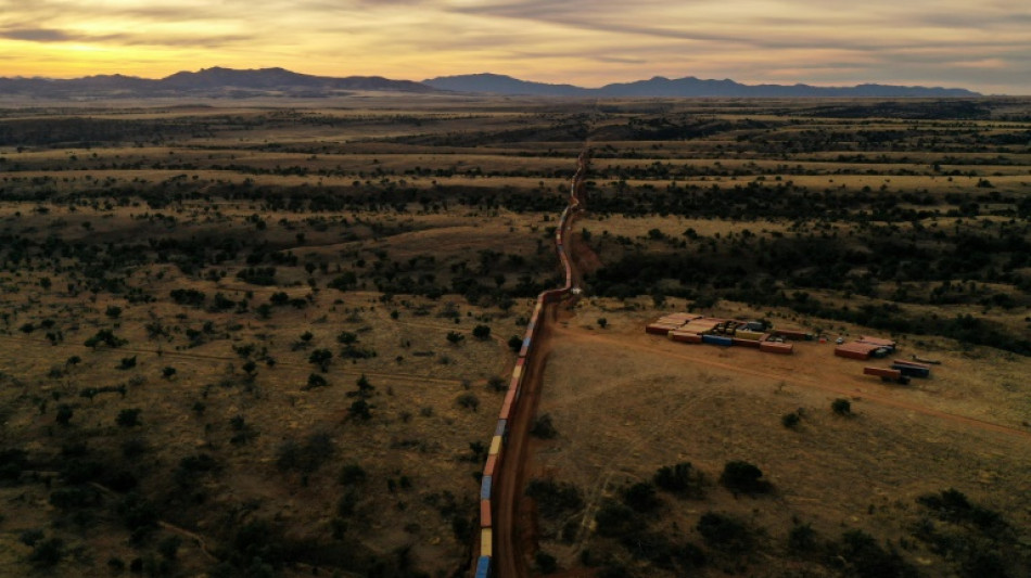 Desmantelarán muro de contenedores que mutila precioso valle en la frontera EEUU-México