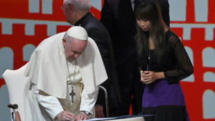 Le pape signe avec les jeunes un pacte pour "une économie de paix"