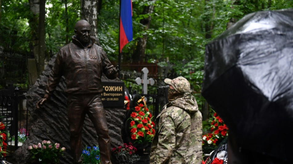 Russie : un an après, fleurs et hommages pour commémorer la mort du chef de Wagner