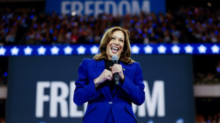 Delegados democratas indicam Kamala Harris em festa partidária