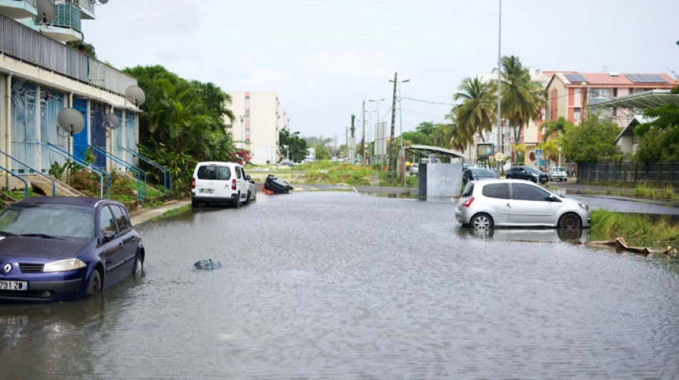 Retour au calme après les intempéries en Guadeloupe, un homme toujours porté disparu