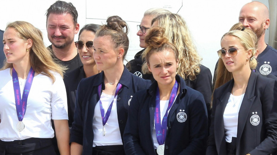 DFB-Frauen von Tausenden Fans begeistert empfangen