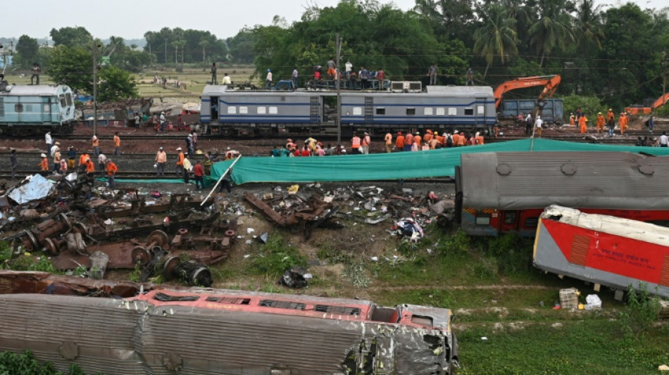 Servicio de trenes se reanuda en India 51 horas después de mortífero accidente