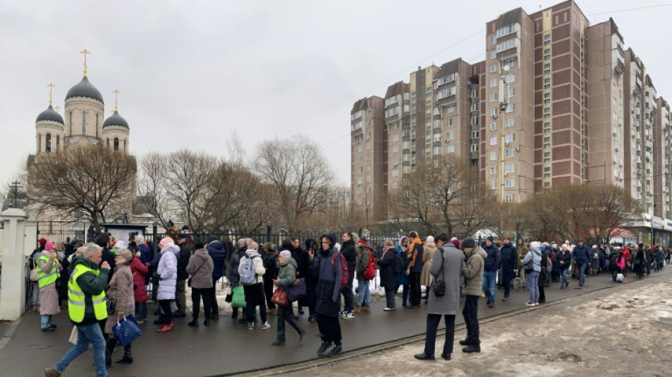 Hundreds arrive for Navalny funeral despite Kremlin warning 