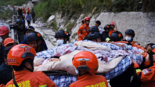 Rescatistas buscan supervivientes del sismo en China que dejó al menos 66 muertos