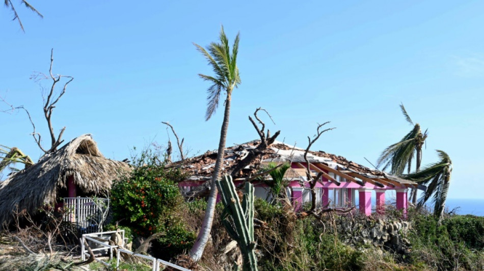 Habitantes de Acapulco previenen saqueos con machetes y barricadas tras el paso de Otis