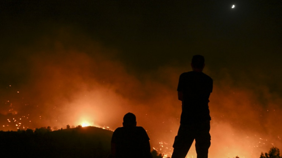 Cerca de 2.500 pessoas são evacuadas por incêndio na ilha grega de Corfu