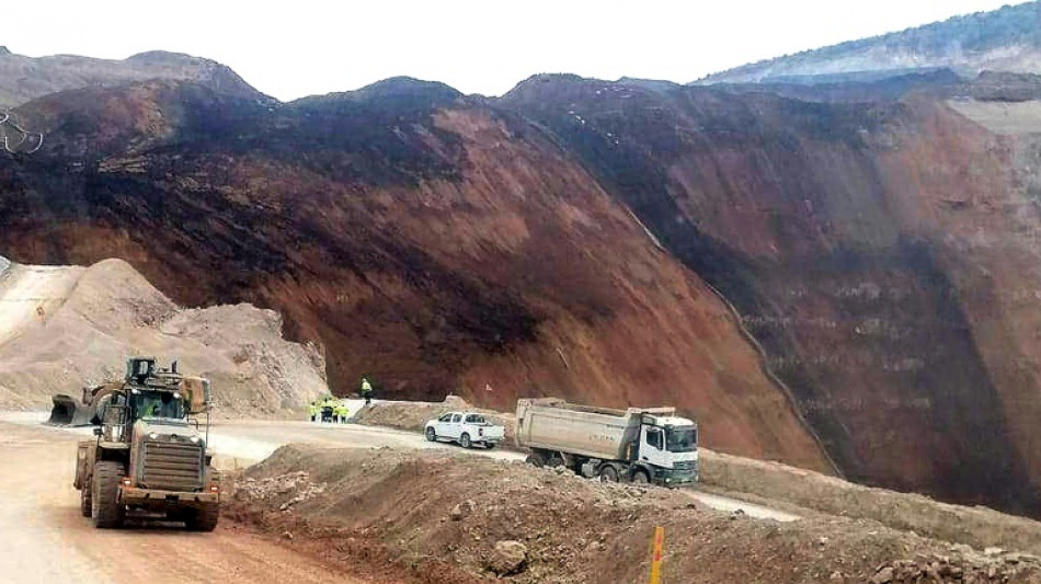 Deslizamento de terra deixa nove pessoas presas em mina na Turquia