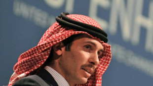 El príncipe Hamza, hermanastro del rey de Jordania, seguirá en arresto domiciliario