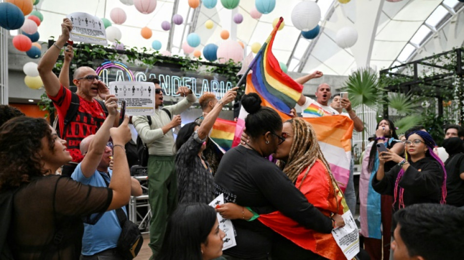 Una "besada" LGBT contra la discriminación termina en golpes en Venezuela