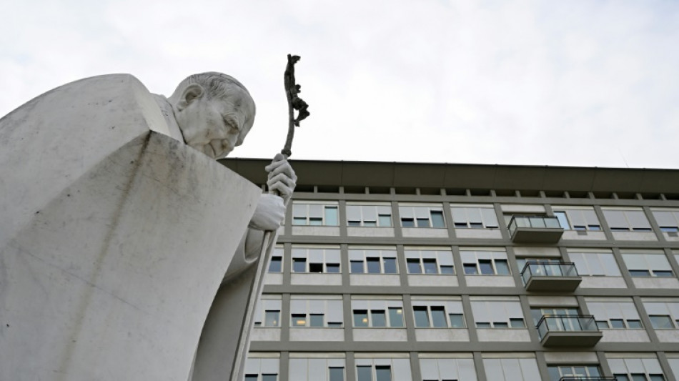 El papa se recupera en el hospital y visita a los niños enfermos 