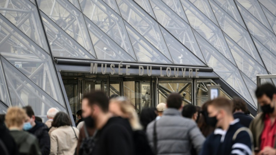 El Louvre cierra por "razones de seguridad" ante el temor de atentado