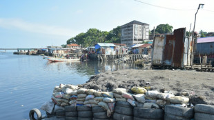 Pobres de Sierra Leona arrebatan espacio al mar para construir sus casas