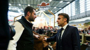 Au Salon de l'agriculture, Macron tente de rassurer sur la concurrence des produits étrangers