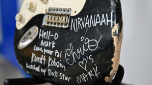 Guitarra destruída por Kurt Cobain vai a leilão nos EUA