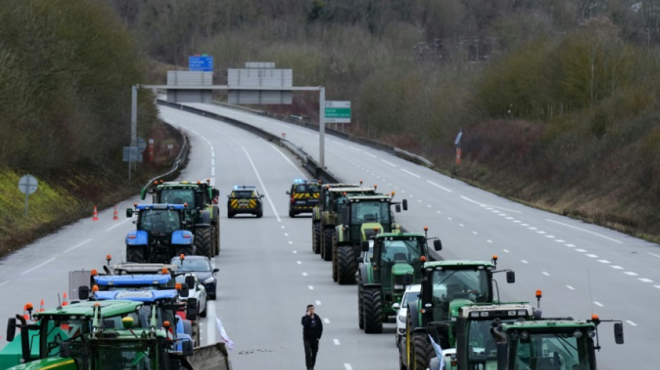 Agricultores bloqueiam estradas na França antes de anúncios do governo