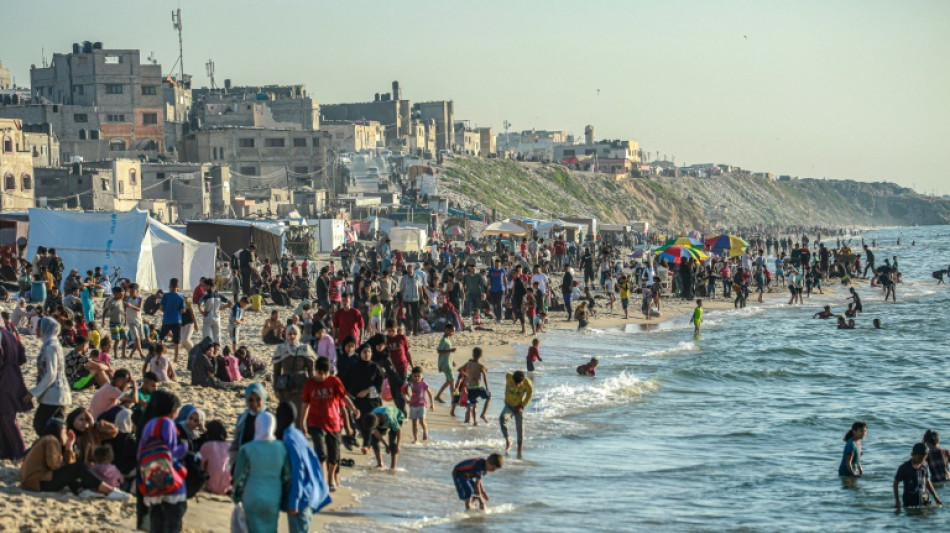 Moradores de Gaza buscam alívio na praia, como faziam antes da guerra