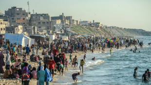 Moradores de Gaza buscam alívio na praia, como faziam antes da guerra