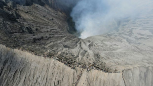 Miles de personas suben a la cima de un volcán activo en Indonesia para un ritual centenario