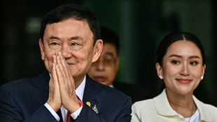 El rey de Tailandia reduce la sentencia del ex primer ministro Shinawatra a un año de prisión