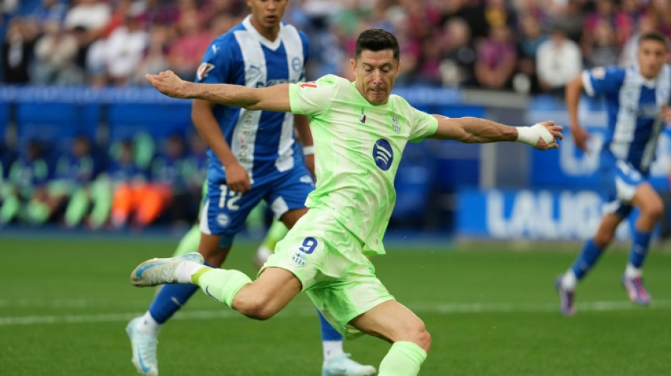 Lewandowski treble powers Liga leaders Barca to Alaves victory