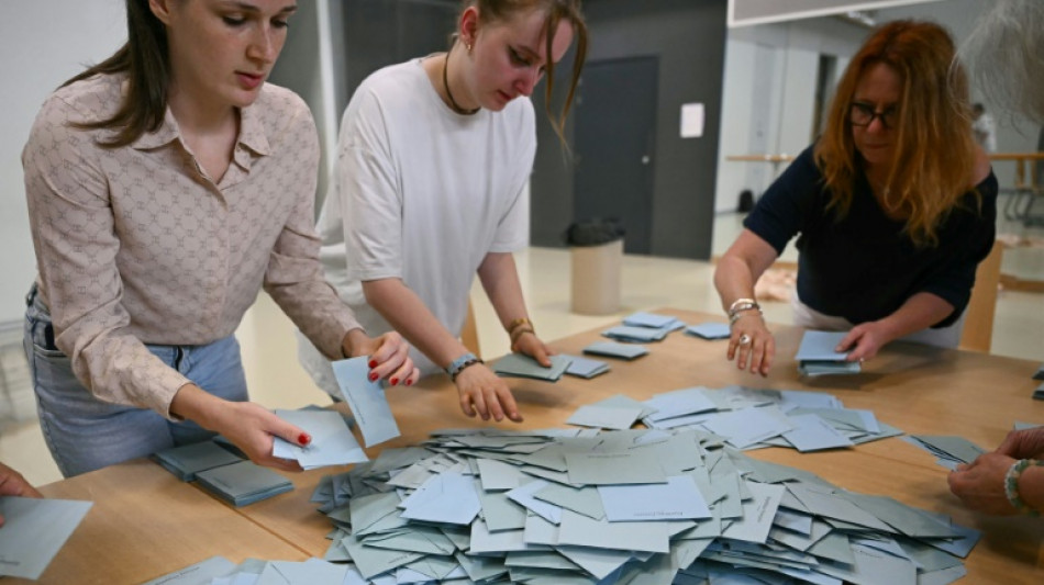 Législatives: la gauche sort en tête, vague RN limitée, la France sans majorité absolue