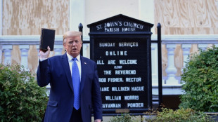 Biden vai à missa enquanto Trump vende bíblias e se compara a Jesus na Páscoa