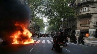 Confrontos violentos com policiais em protesto de aposentados e torcedores de futebol na Argentina