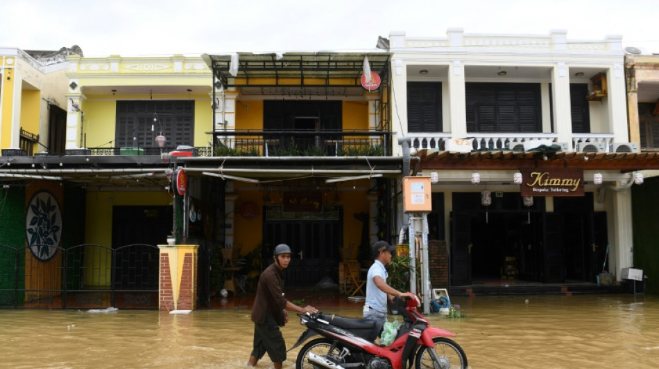 Tifón Noru azota a Vietnam, inunda ciudades y destruye viviendas
